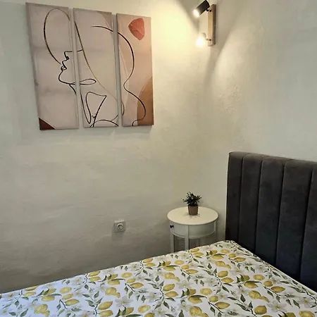 Old-timer 2 Apartment Warna